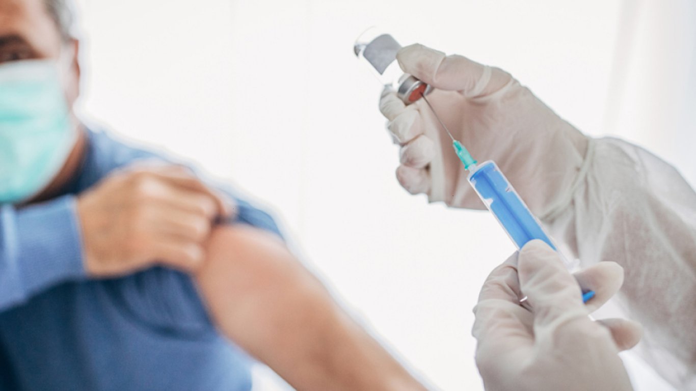 ВООЗ змінила підхід до вакцинації проти COVID-19 для старших людей