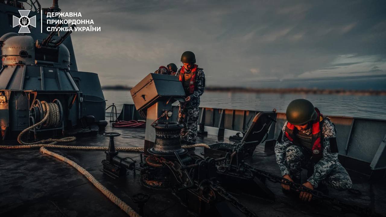 прикордонники патрулють море