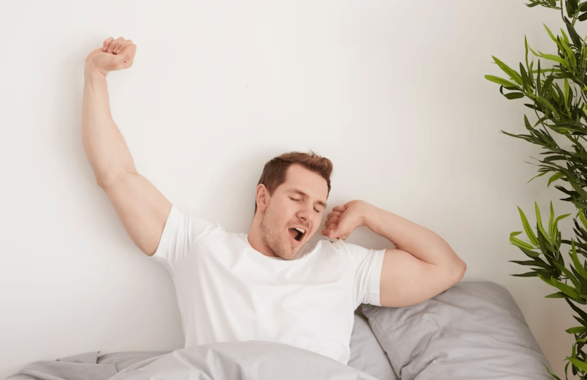 Зевота мужчины после пробуждения