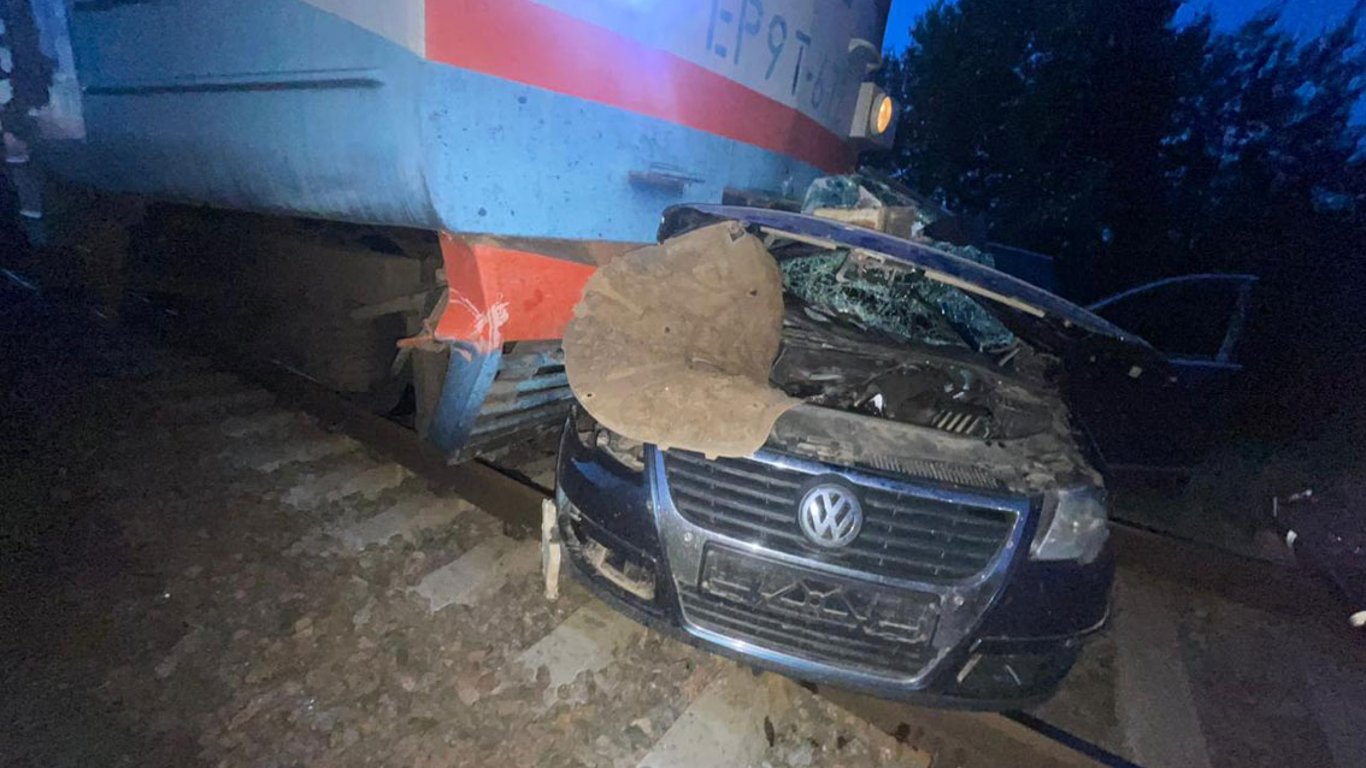 Автомобиль влетел под поезд: на Черниговщине из-за ДТП погибла вся семья
