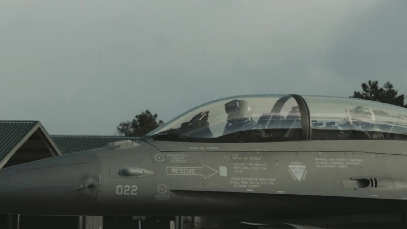 В ВСУ показали кадры с учений на истребителях F-16 в Дании