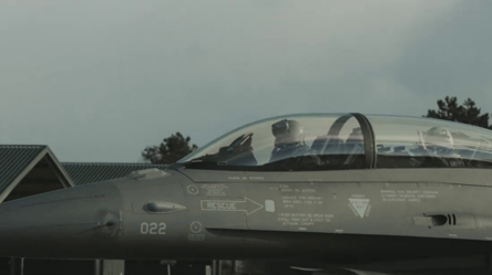 В ВСУ показали кадры с учений на истребителях F-16 в Дании - 285x160
