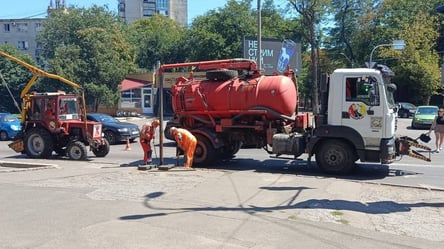 На дорогах Одессы продолжаются ремонтно-очистные работы: где именно - 285x160