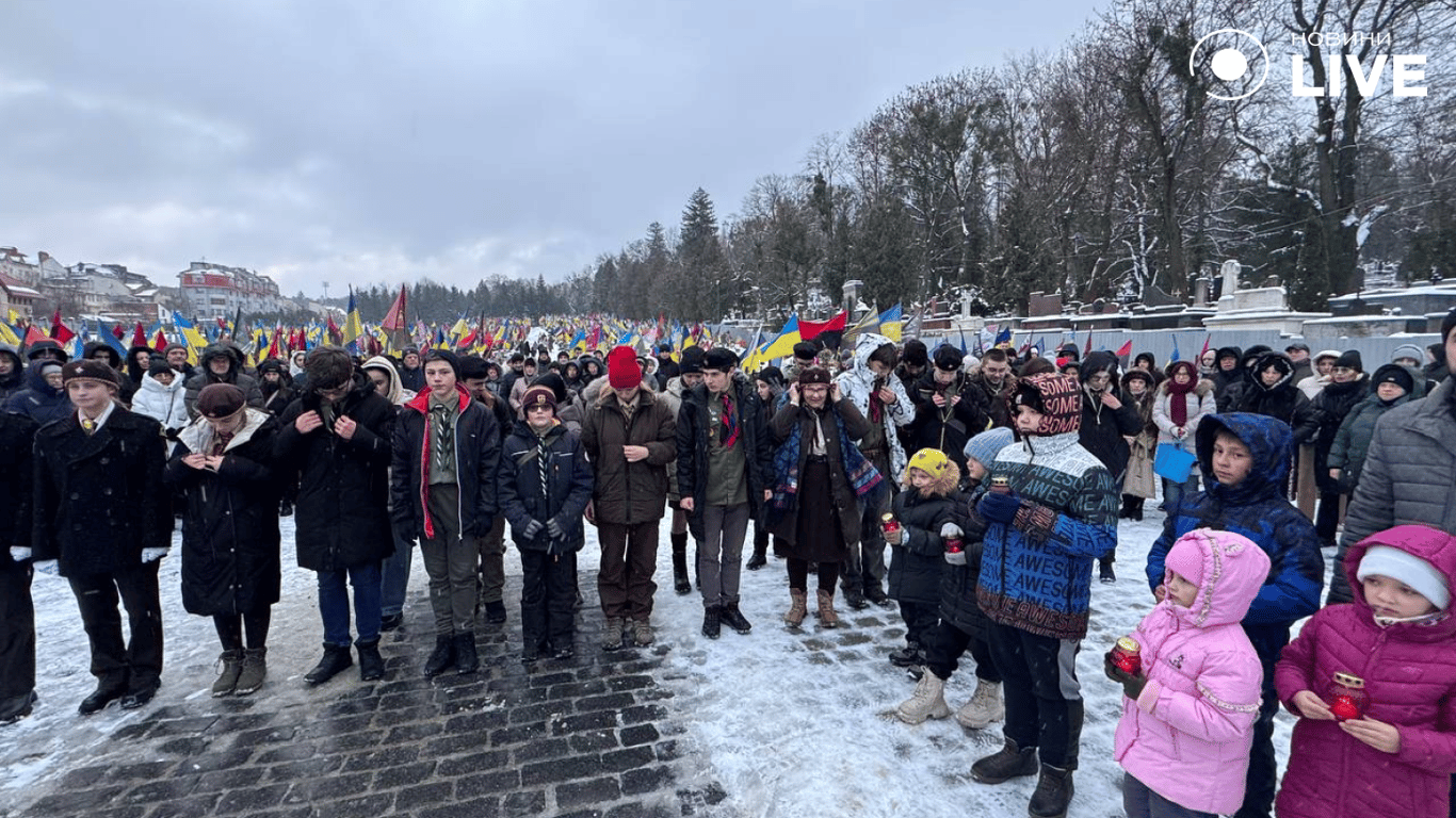 Огонь мира как символ благодарности: пластуны передали Вифлеемский огонь семьям погибших военных во Львове