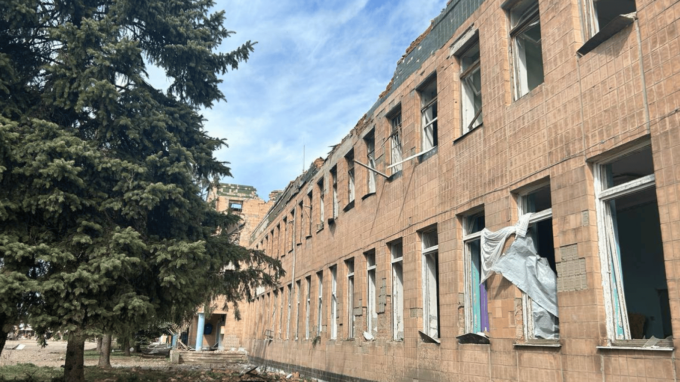 Оккупанты ударили КАБами по зданию Укрпочты в Харьковской области