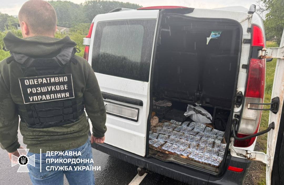 Селив у готелі і вивозив за кордон — ДПСУ викрила "помічника" ухилянтів - фото 2