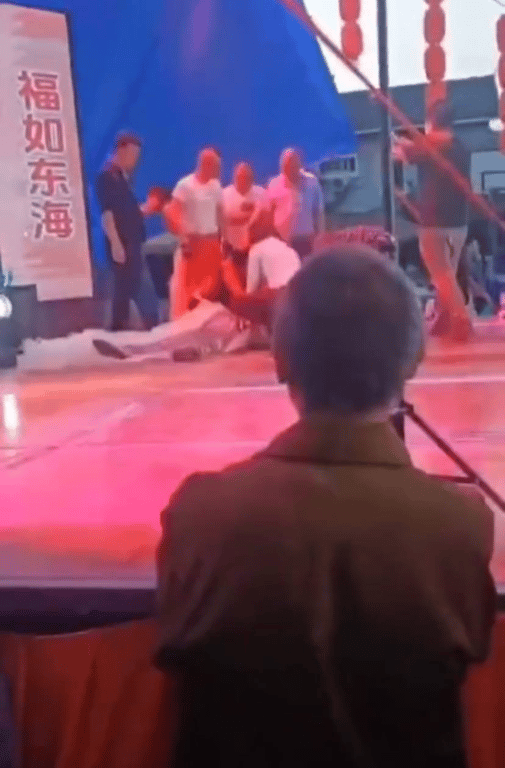 Співачка померла на сцені. Фото: скриншот з відео NTK.