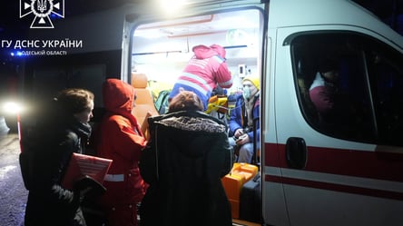 В Одесі гасили пожежу у хостелі: понад 20 людей було евакуйовано - 285x160