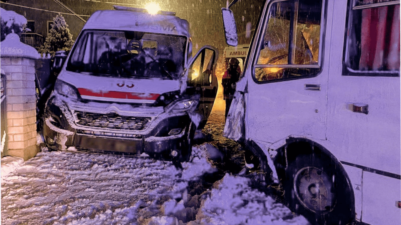 На Тернопільщині автобус зіткнувся зі "швидкою", постраждала фельдшерка