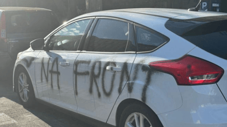 В Польше неизвестные повредили автомобиль украинки — что написали - 285x160