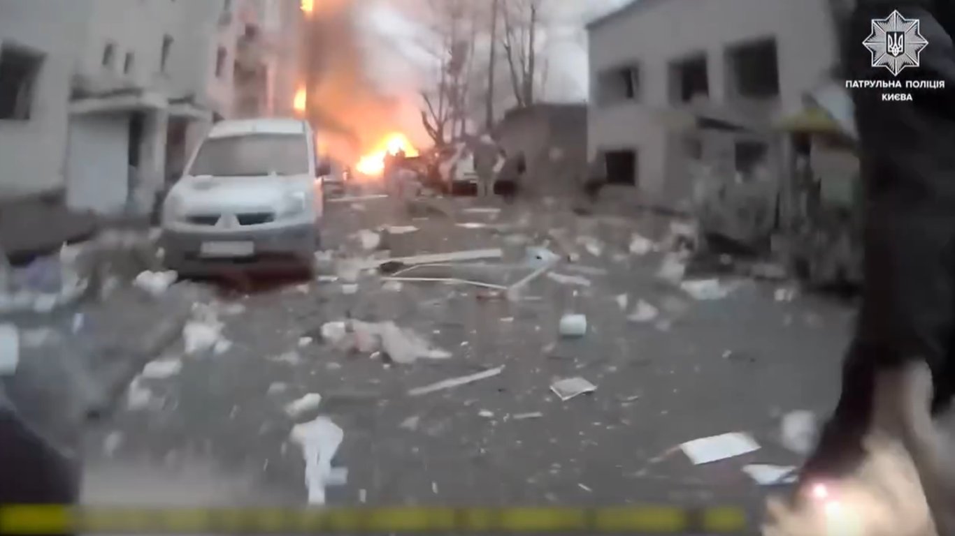 Полиция со своих бодикамер показала первые минуты после ракетного обстрела Киева