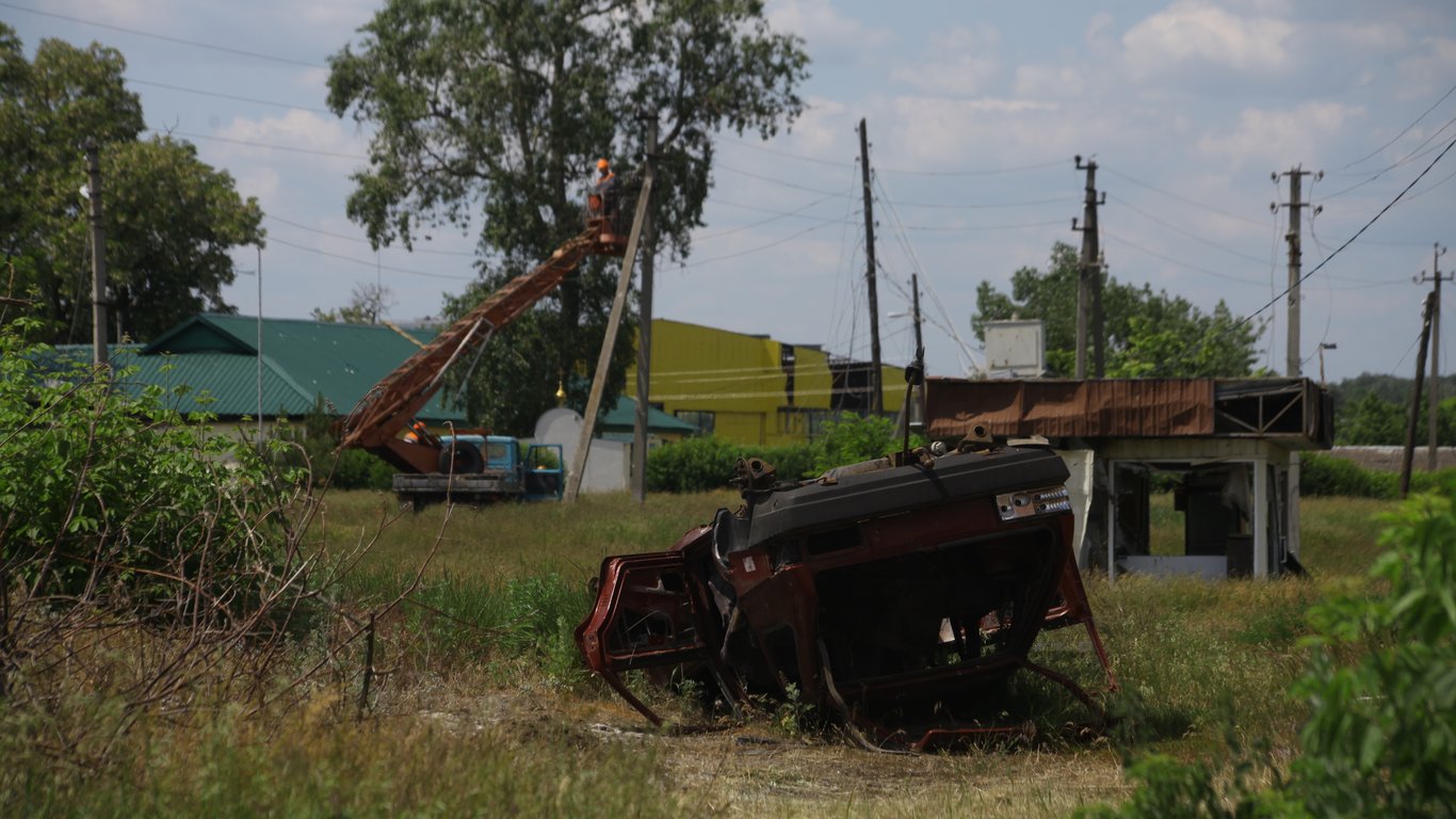 Харківські енергетики підключили до електромережі ще одне деокуповане село