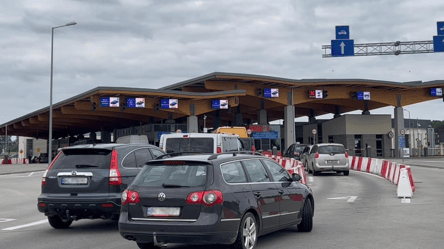 Українці виїжджають за кордон через посилення обстрілів — НБУ - 285x160