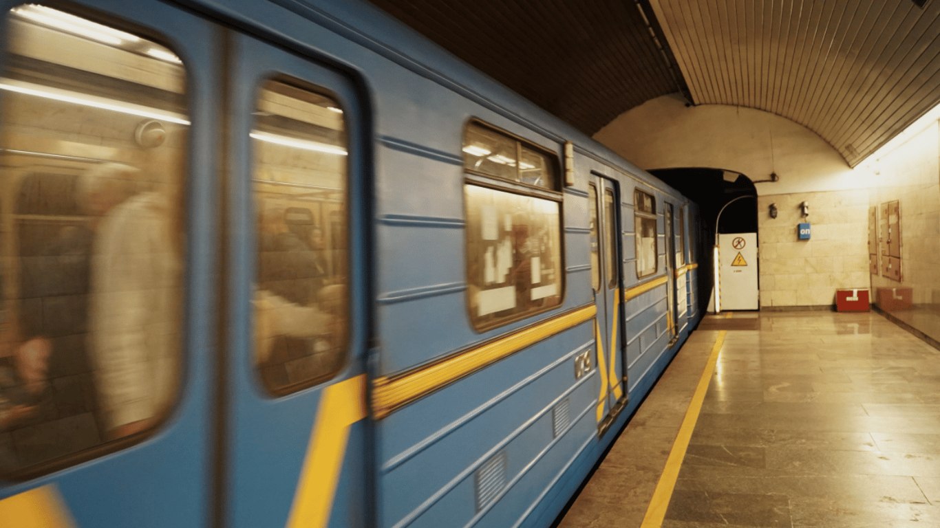 В Киеве на одной из станций метро пассажиров высадили из поезда — что произошло