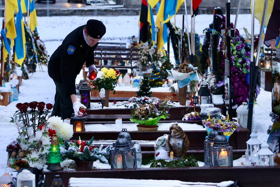 Во Львове на могилах воинов зажгли Вифлеемский огонь