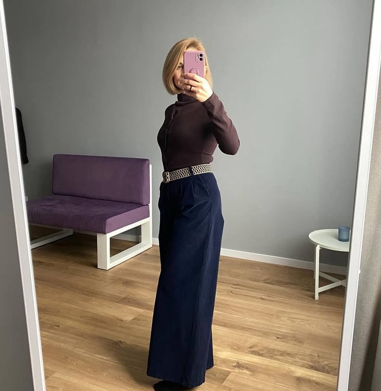 Сині вельветові штани з світлим ремінцем