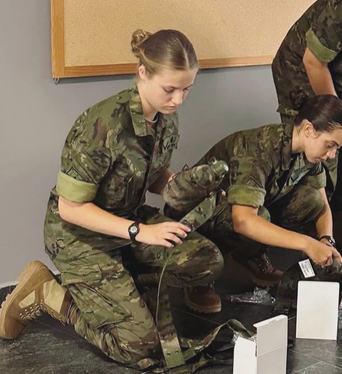 17-річна іспанська принцеса змінила модні сукні на військову форму - фото 4