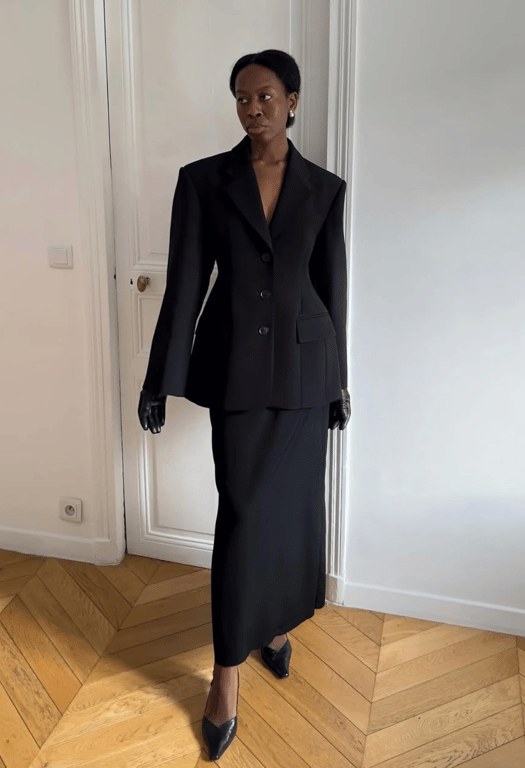 Жіночий костюм ідеальний для ділового образу