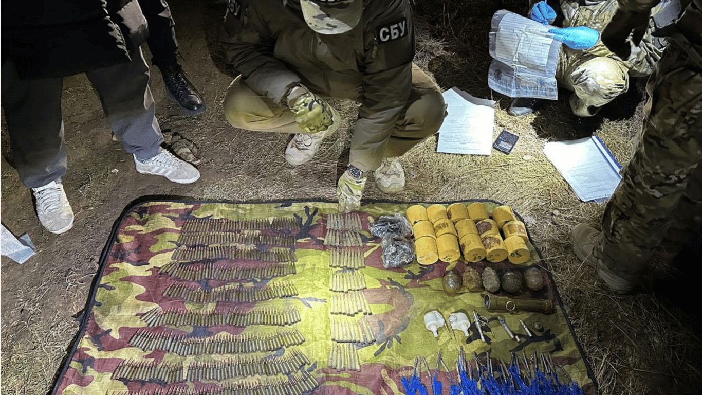 СБУ обнаружила три тайника оккупантов с оружием и взрывчаткой, один из них возле Киева