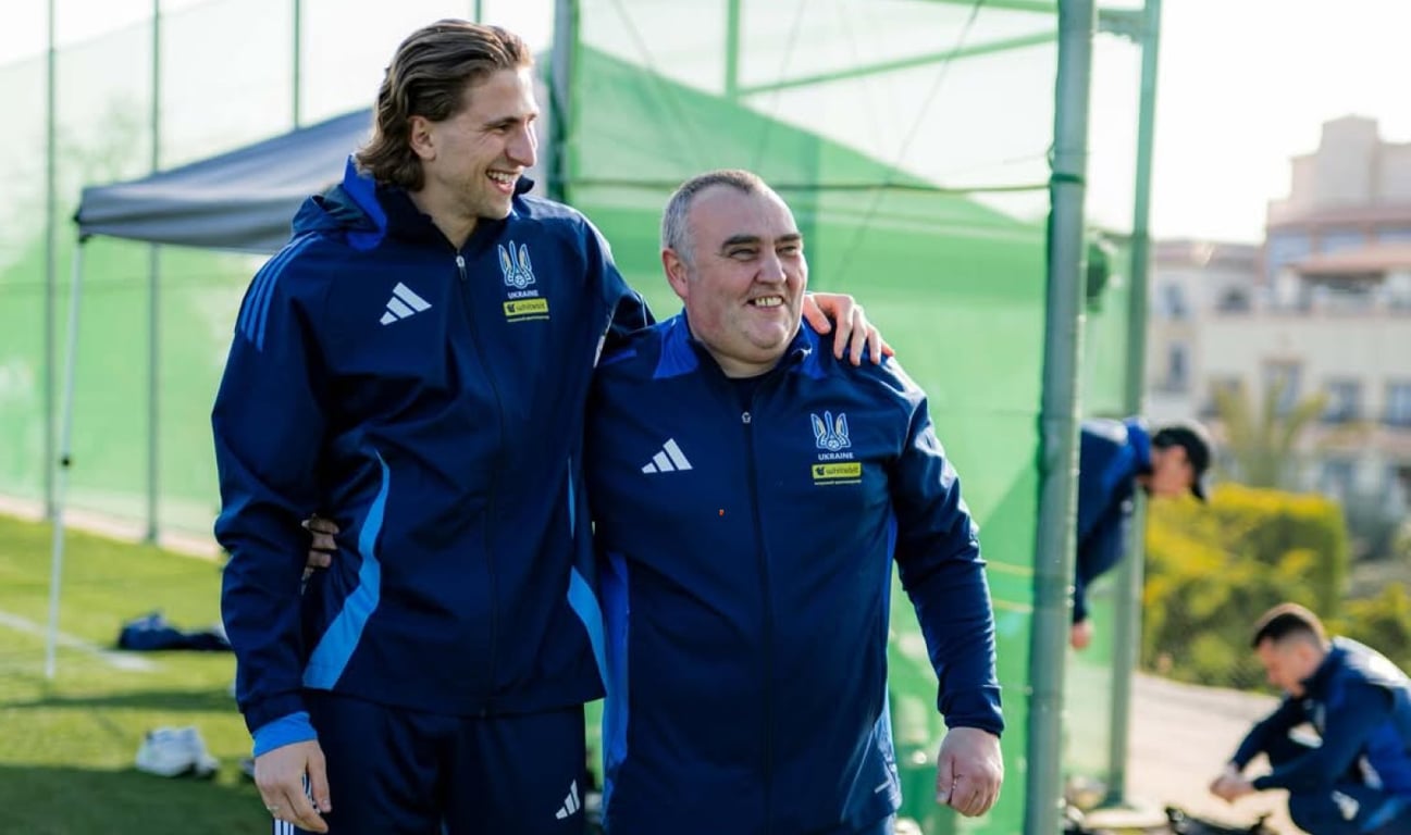 Илья Забарный (справа) во время тренировки сборной Украины 24 марта 2026 гоа
