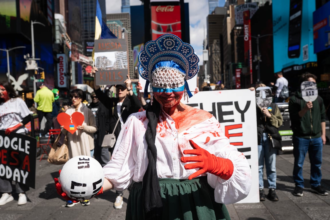 В Нью-Йорке украинские активисты устроили масштабную акцию против русской культуры - фото 3
