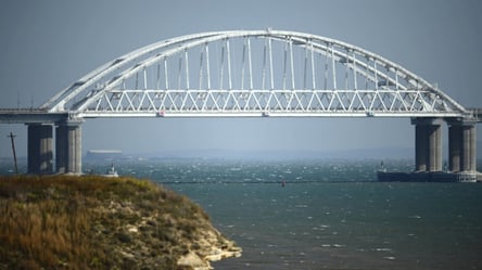 В мережі з'явилися свіжі фото Кримського мосту:  на опорах помітили тріщини - 285x160