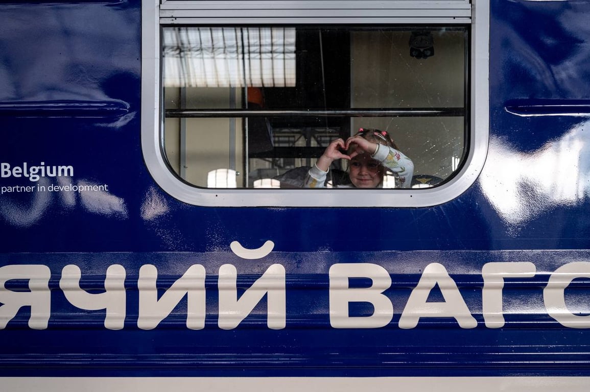 Во Львове показали первый детский вагон, отправившийся в Харьков - фото 1