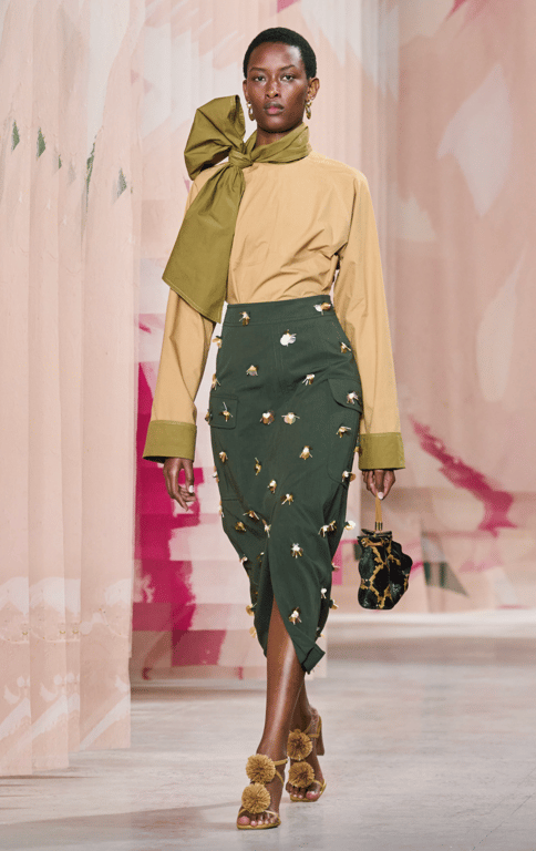 Блузи з зав'язками підкорюють тренди 2025 року