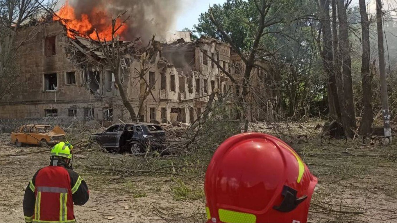 Рятувальники ліквідовують наслідки обстрілу в Дніпрі: прямий ефір Новини.LIVE