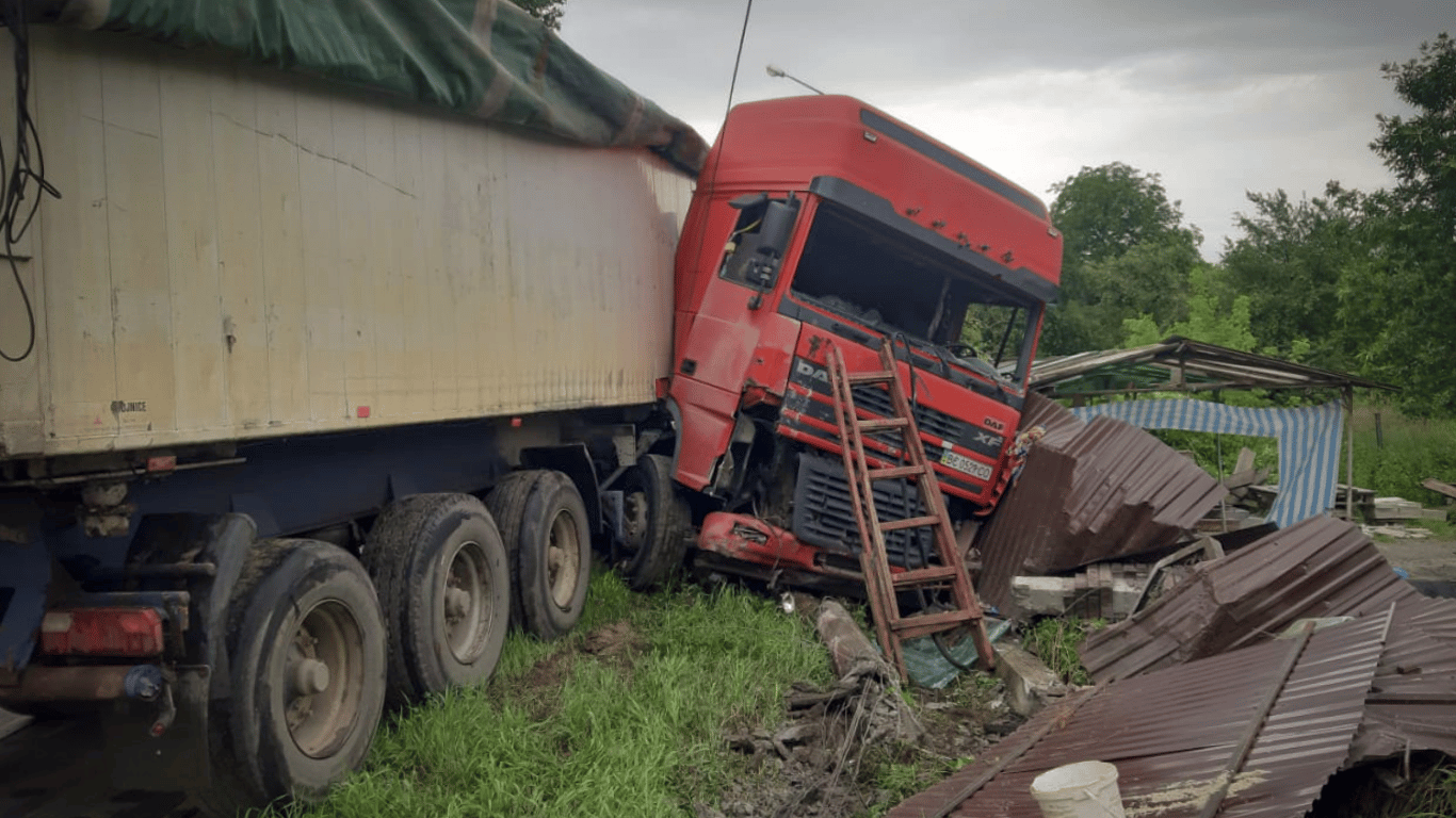 ДТП во Львове - водителя грузовика зажало в кабине