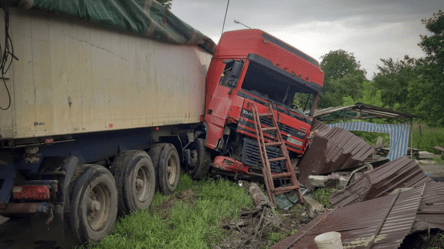 Во Львове произошло ДТП с участием грузовика — в ГСЧС рассказали детали спасения водителя - 285x160