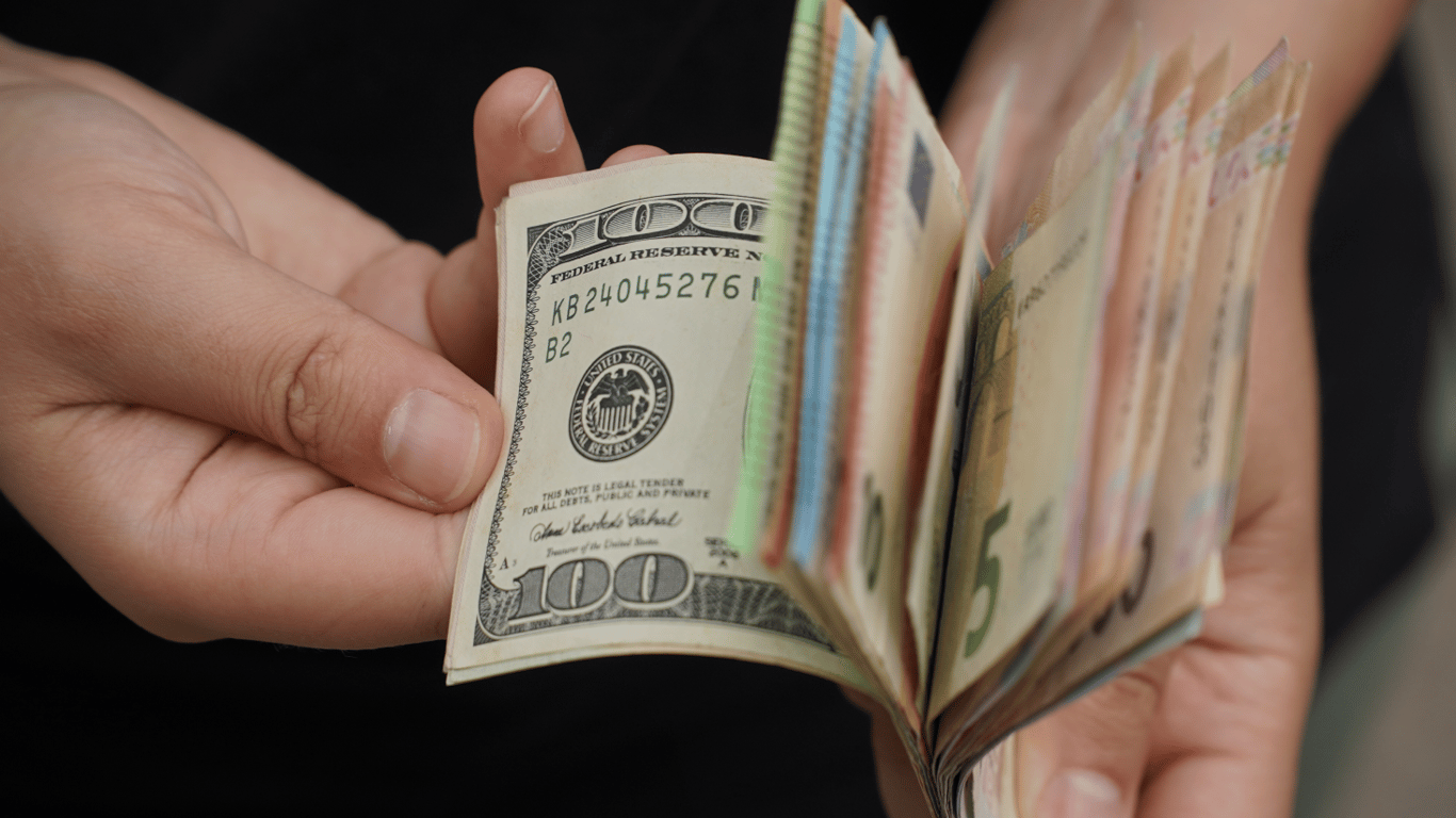 Підроблена валюта — як виявити фальшиві долари та євро