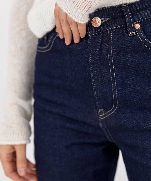 Темно-сині джинси - завжди актуальна класика