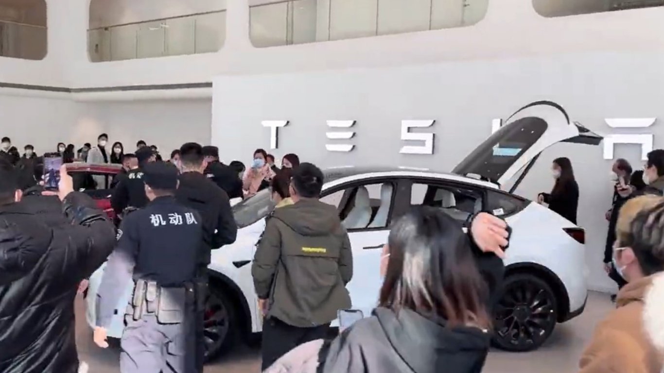 У Китаї протестують власники електрокарів Tesla: в чому причина