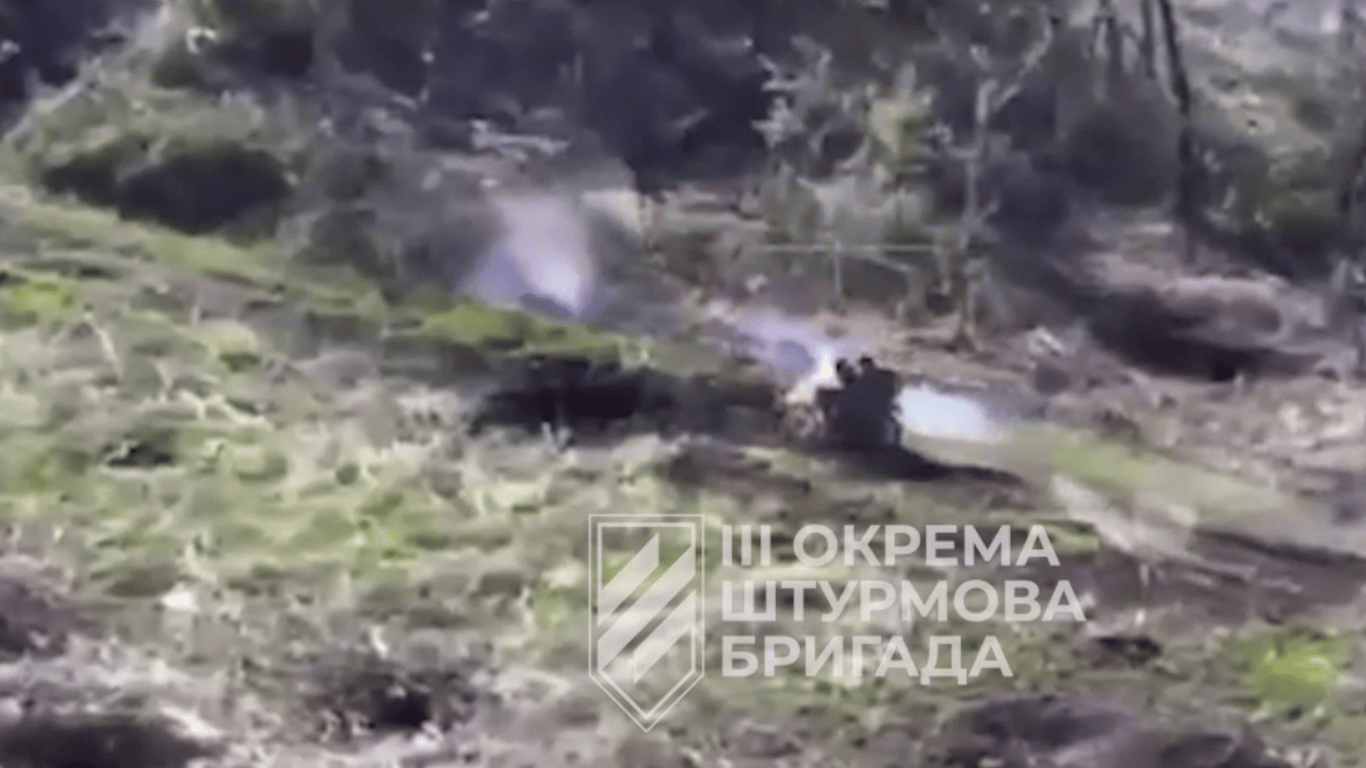 Пулеметчик Третьей штурмовой эффектно уничтожил вражеских бойцов на мотоцикле