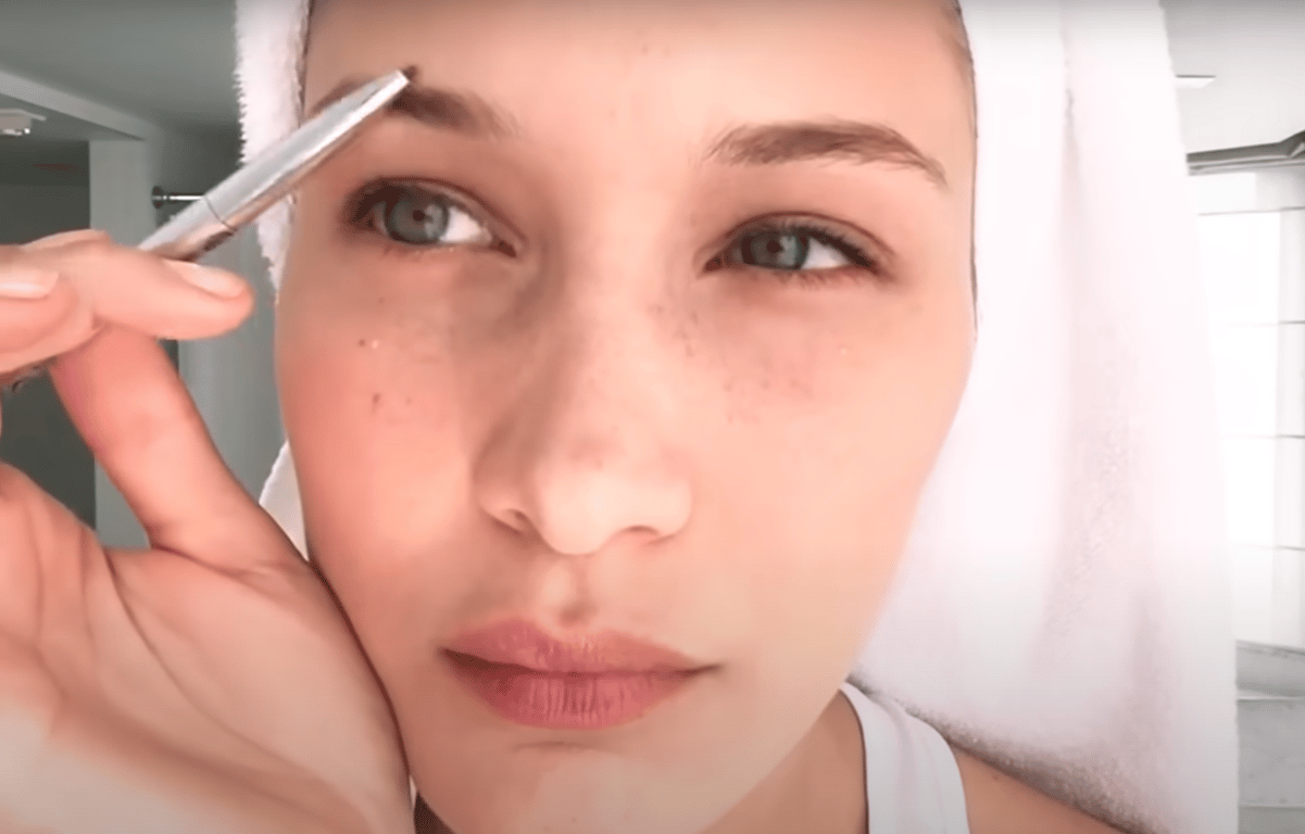 Белла Хадід робить макіяж, що має природній вигляд