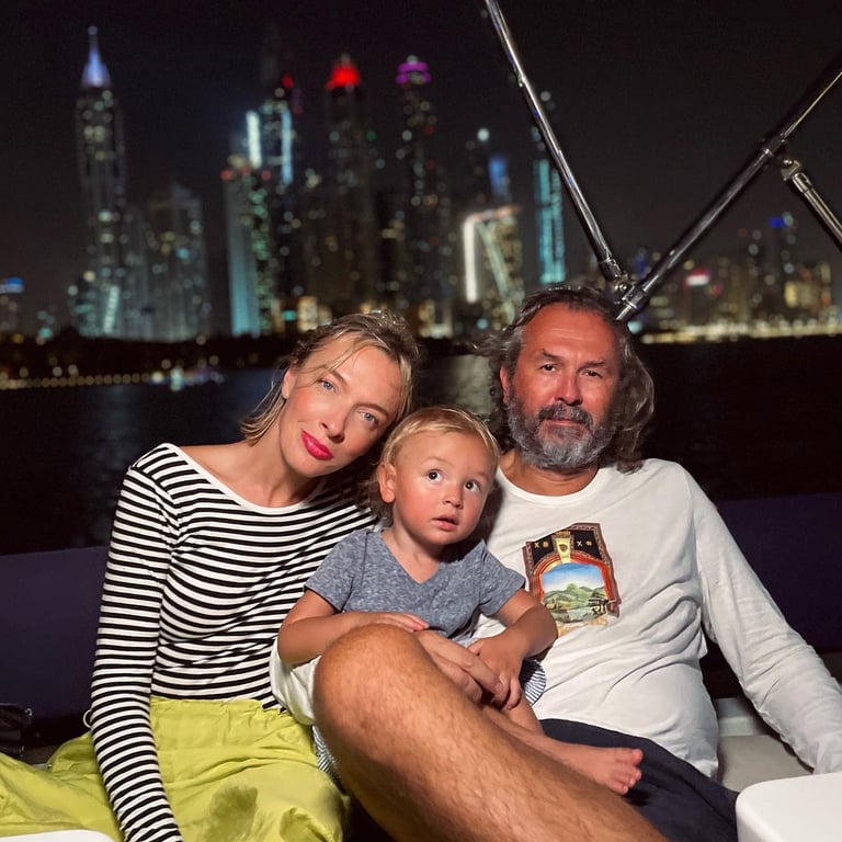 Василіса Фролова з чоловіком та сином