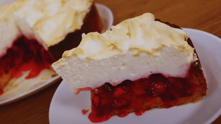 Пирог со сливами и безе "Снежная королева" — рецепт десерта - 285x160