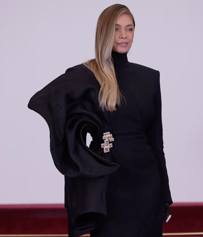 Віра Брежнєва показалась у фактурному кутюрі