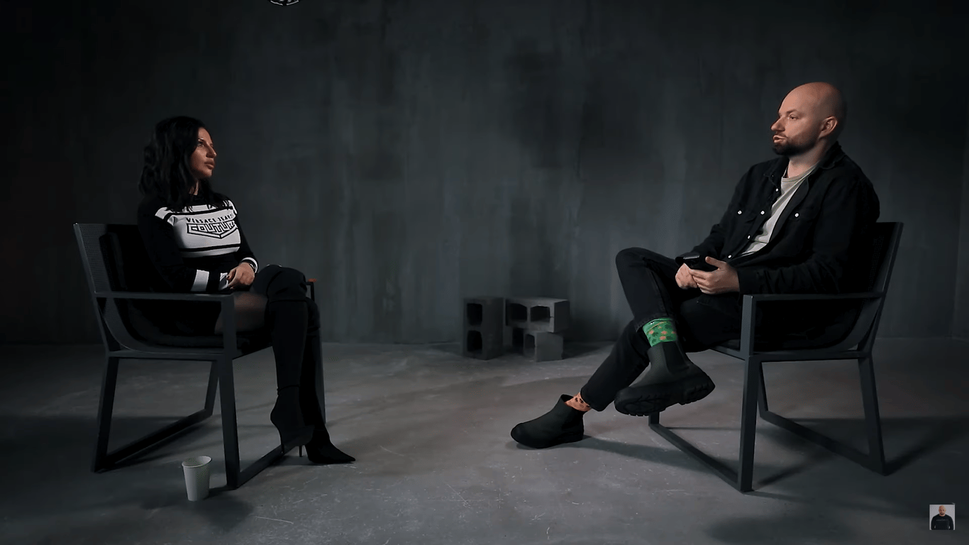 Украинская блоггерша Анна Алхим и ведущий Слава Демин. Фото: стоп-кадр интервью