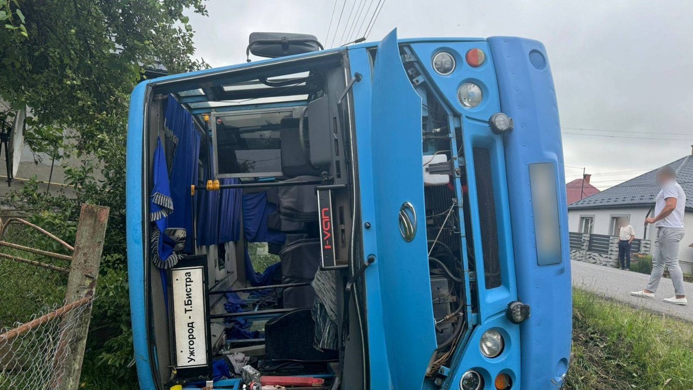 В Закарпатской области перевернулся рейсовый автобус - есть пострадавшие