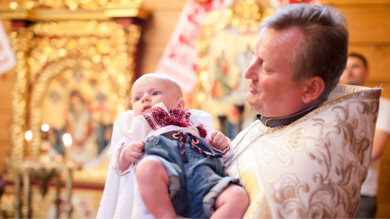 Коли можна хрестити дитину 2024 року — сприятливі дні та поради батькам