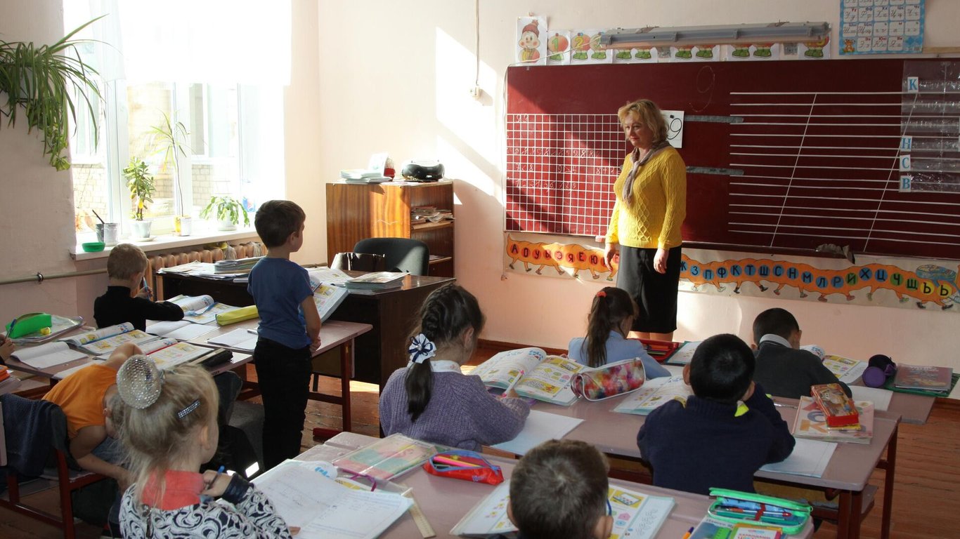 На окупованій Луганщині вчителі-колаборанти перевірятимуть соцмережі дітей