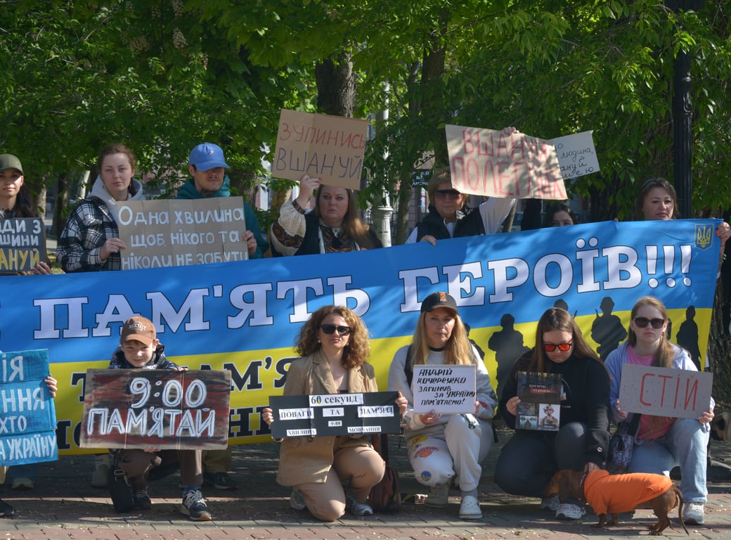 Хвилина тиші в Одесі — у центрі вшанували Героїв (фоторепортаж) - фото 8