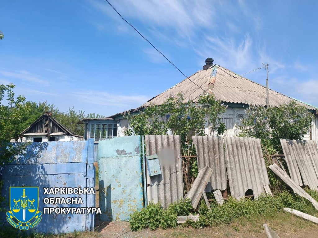 Місце влучання російської авіабомби — розтрощене подвір’я мирних жителів