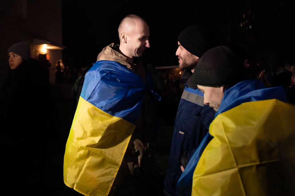 Довгоочікуване повернення з полону: Зеленський поділився кадрами