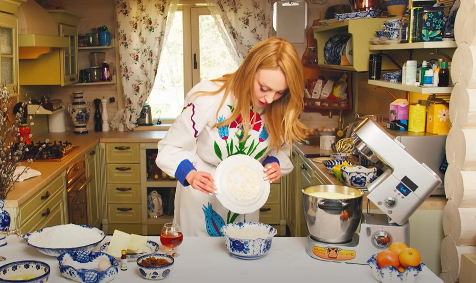 Полякова готовит кулич