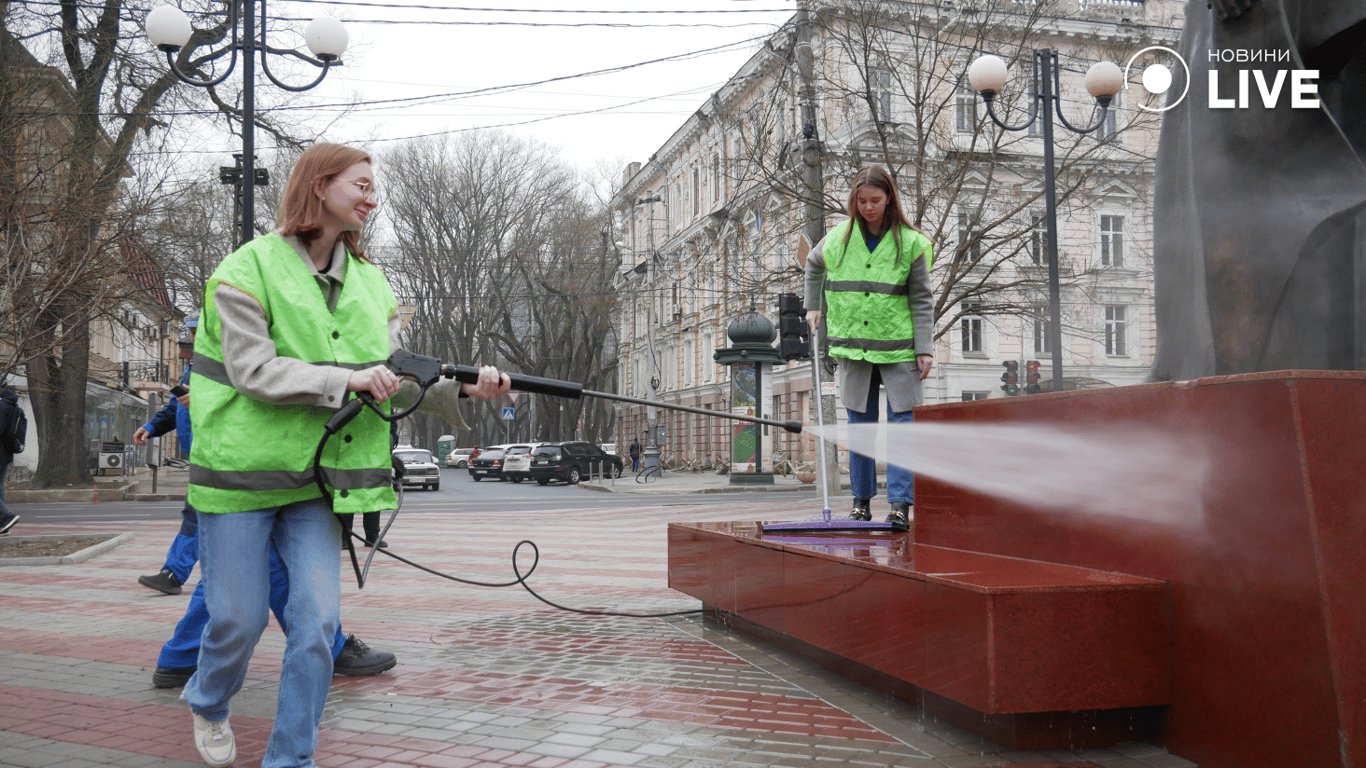 Дівчата миють пам'ятник