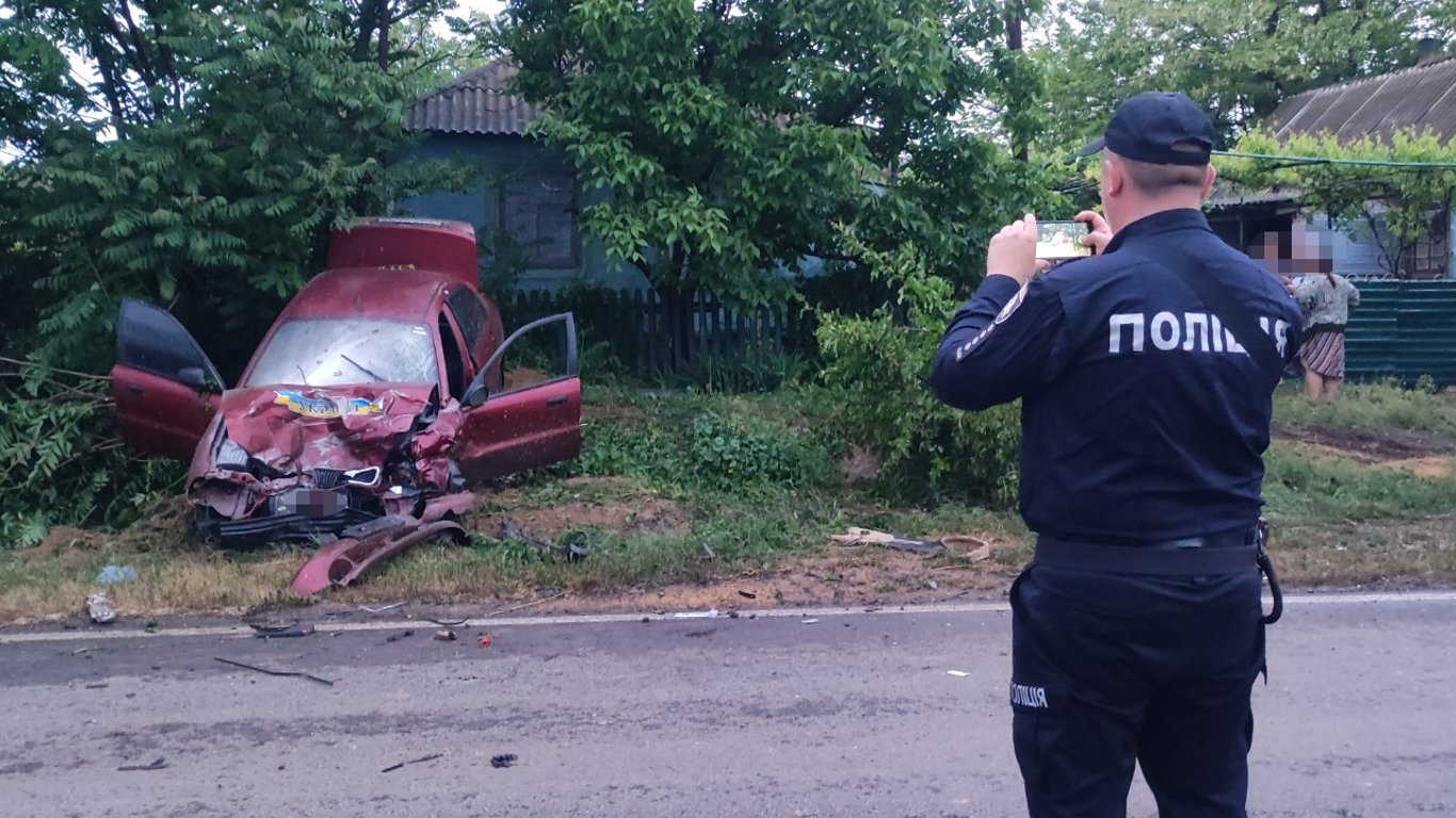 В Одесской области полицейский достал человека из горящего авто