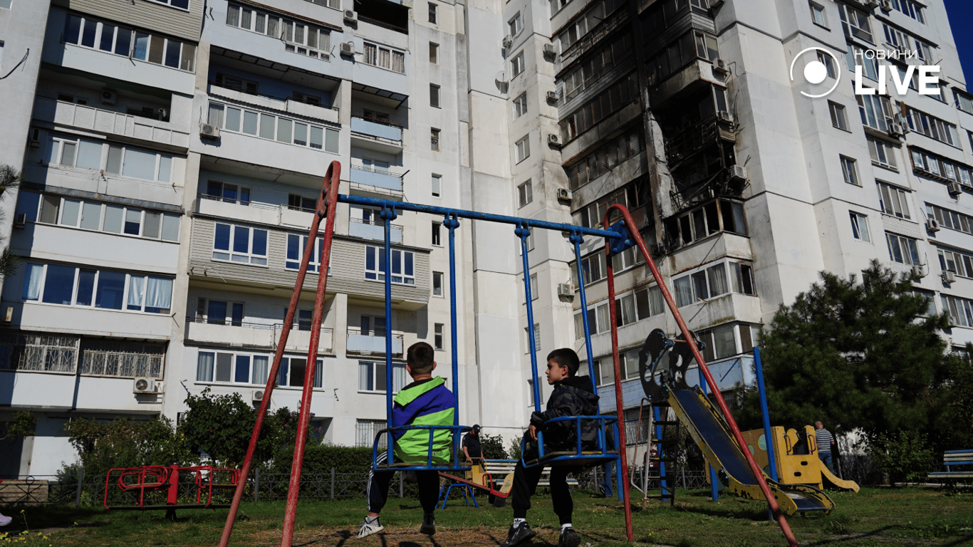 Діти граються на майданчику. Фото: Новини.LIVE/Юлія Браславська